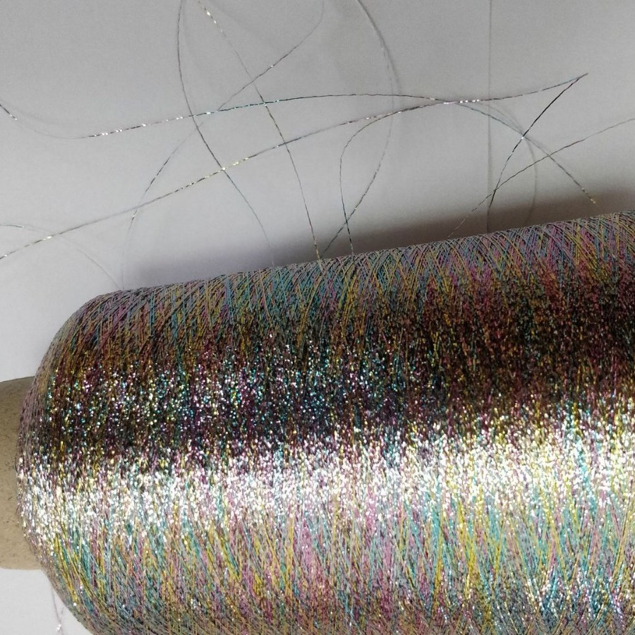 五股缠绕幻彩红丝合并纱线淡银丝有光金丝和涤纶单丝一起包缠线