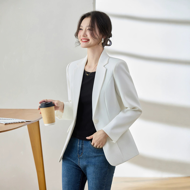 This Korean-style white casual blazer has a flattering drape and a stylish silhouette, making it a versatile outerwear piece suitable for both work and dates