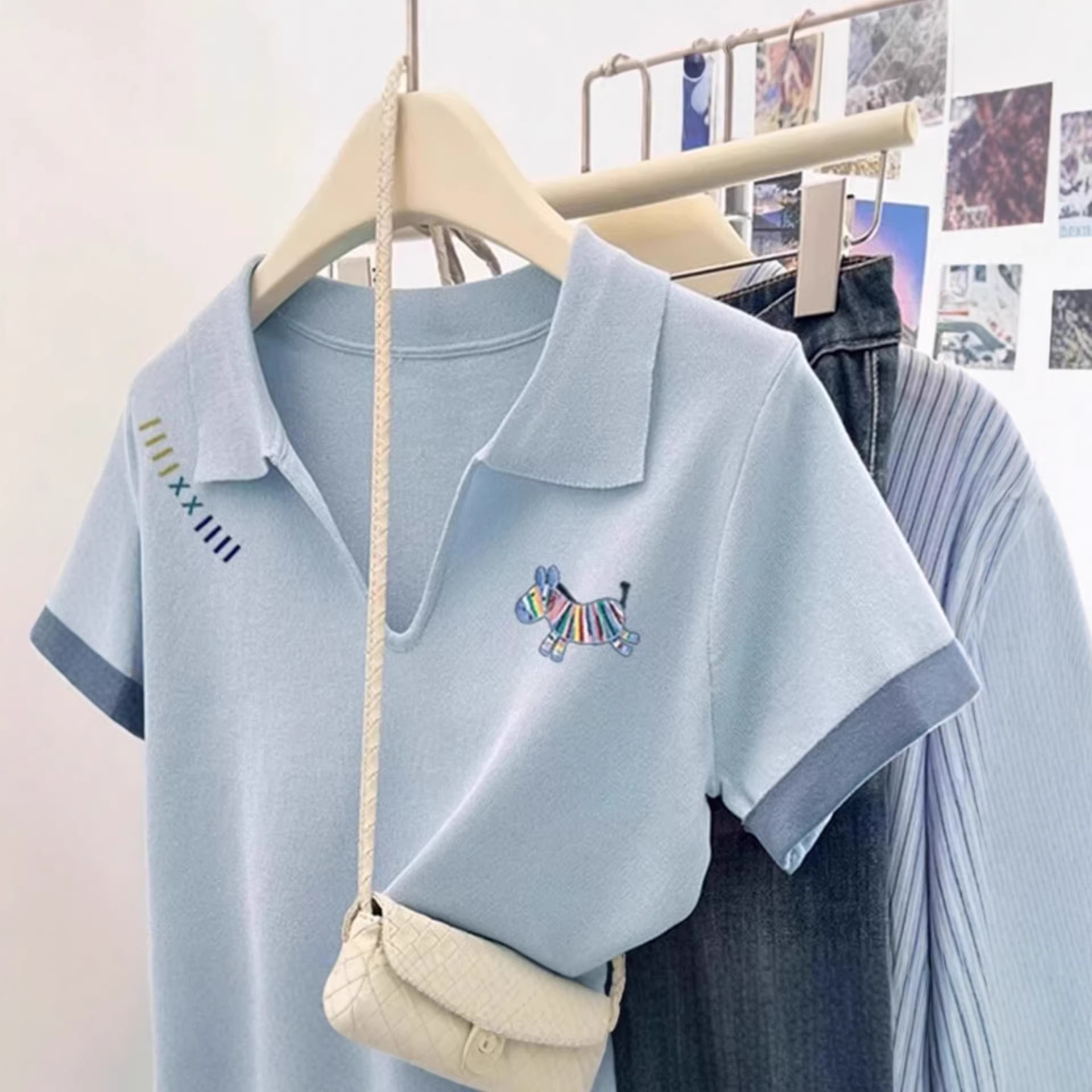 Áo thun polo cổ bẻ tay ngắn nữ họa tiết ngựa in màu — màu xanh nhạt chi tiết 2