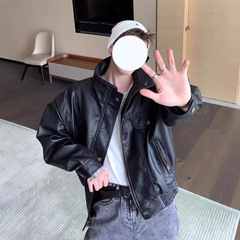 レトロな機関車の柔らかい皮の服のコートの男性のアメリカ式は本革をまねて厚くなります。
