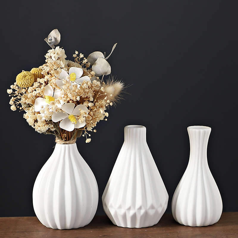 白色陶瓷花瓶批发北欧现代创意家居干花插花装饰摆件条纹素烧花瓶