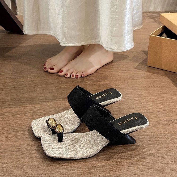 Zapatillas frías de tacón francés 2026 nuevo nicho de verano con falda de cabeza cuadrada zapatillas de mujer