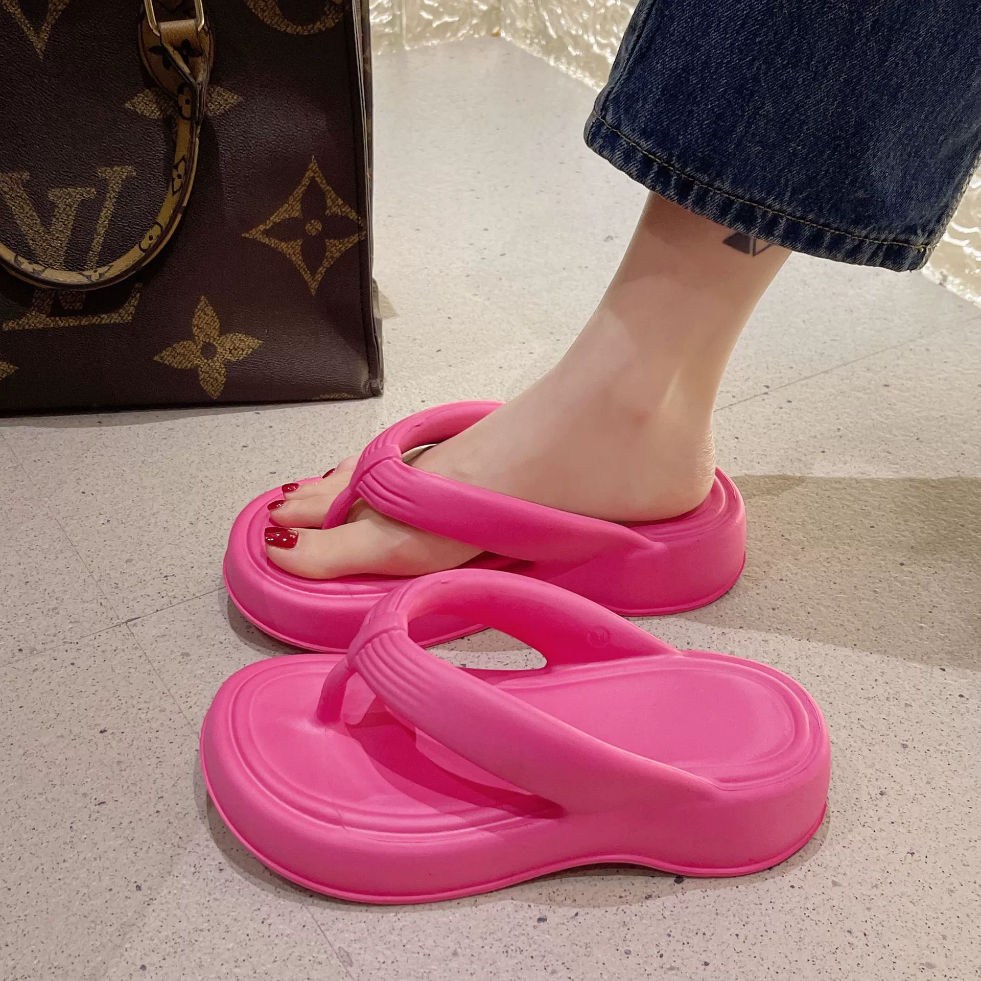 2023 Новые Шлепанцы из ЭВА с толстым дном 4 см, женские легкие увеличивающие рост, модная пара, летняя одежда на открытом воздухе