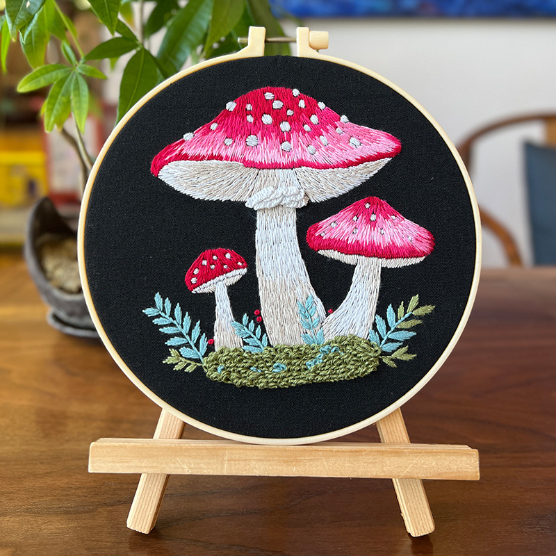 Nuevo producto Forest Mushroom English Colgante Pintura Lu Bordado a mano Paquete de material de bricolaje Pintura pequeña de la casa de hongos creativos para niños