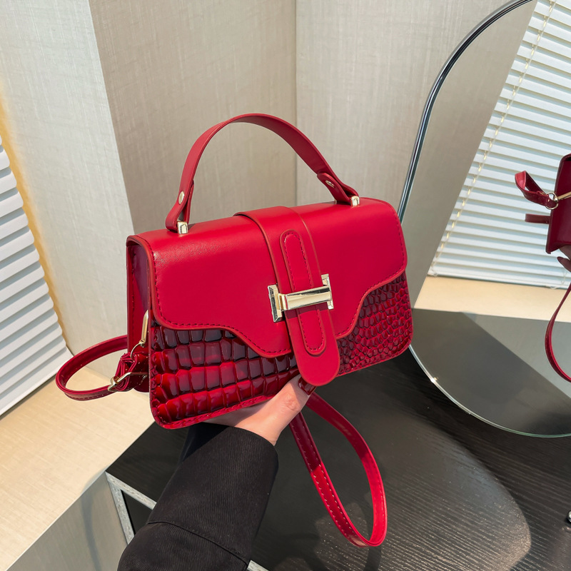 Bolso bandolera de un solo hombro de textura de alta gama de diseño de nicho 2024 otoño e invierno nuevo bolso cuadrado pequeño portátil de todos los partidos