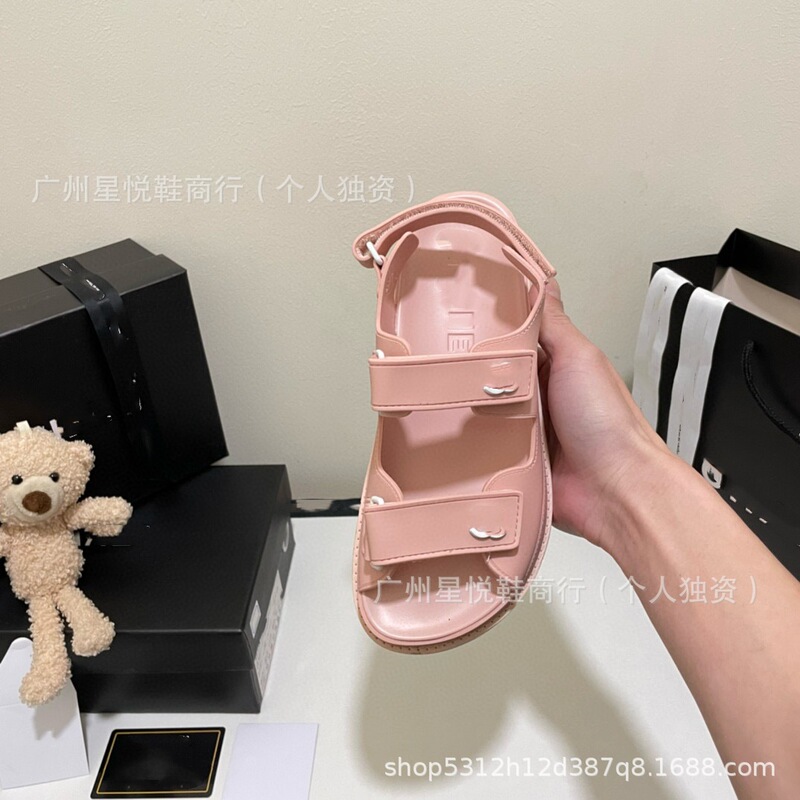 ハイヒールのアルファベットのビーチの厚い底のカラーサンダル2025年の早春のファッションの夏の金の後でつまずいて丸い頭の金属のボタンの女性の靴を持ちます。|undefined