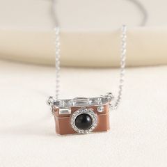 レトロな茶色のカメラのペンダントのネックレス