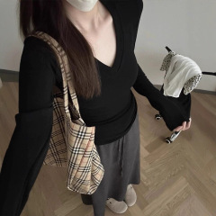 韩版时尚辣妹V领长袖T恤女早秋内搭纯色修身设计感显瘦打底衫上衣