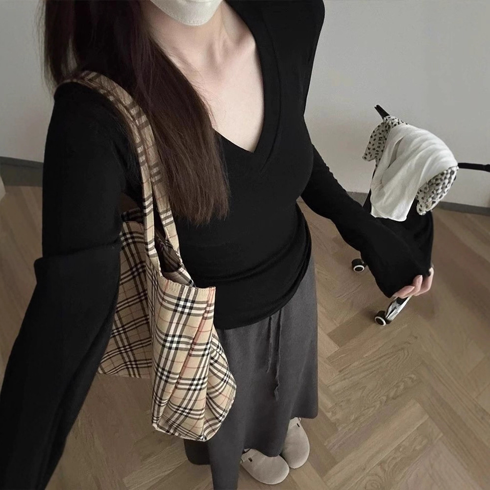 韩版时尚辣妹V领长袖T恤女早秋内搭纯色修身设计感显瘦打底衫上衣