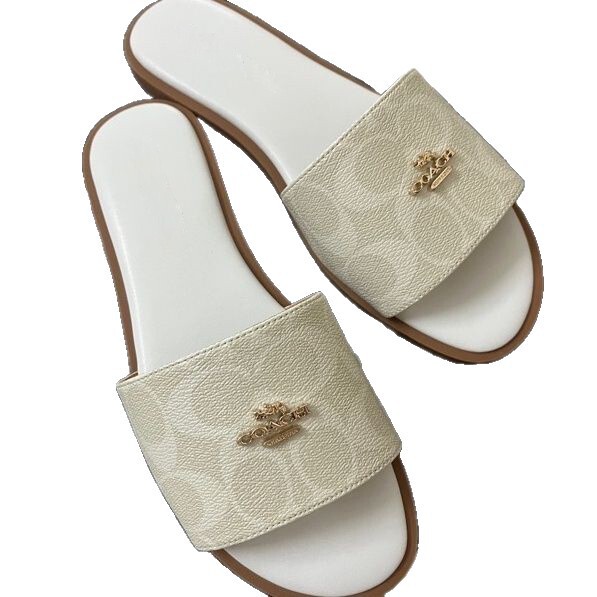 Fashionable sandals flat
