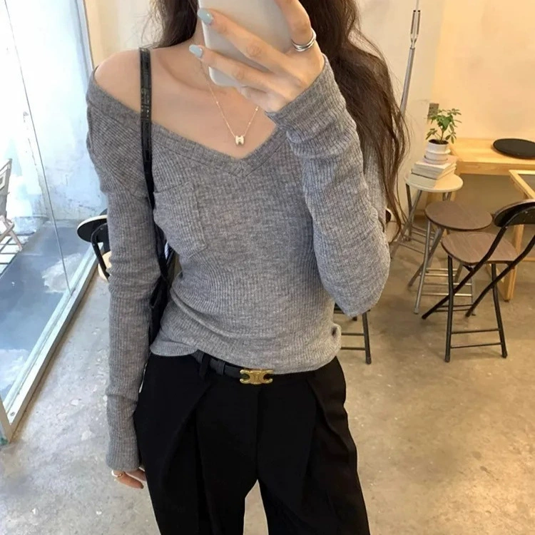 Продвинутые чувства носить тонкую белую трикотажную нижнюю рубашку с V-образным вырезом