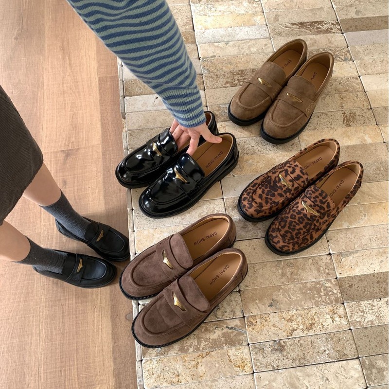 2025 Early Autumn New Retro Loafers for Women, Slip-On Thick Heel Round Toe Flats, Versatile British Style Small Leather Shoes