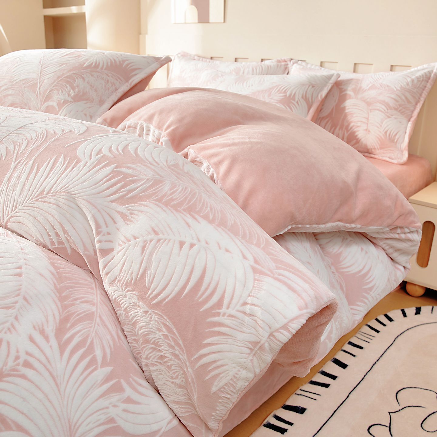 Cama de invierno con cuatro piezas de seda de leche tallado con brida gruesa sábanas de coral cubierta de seda de tres piezas