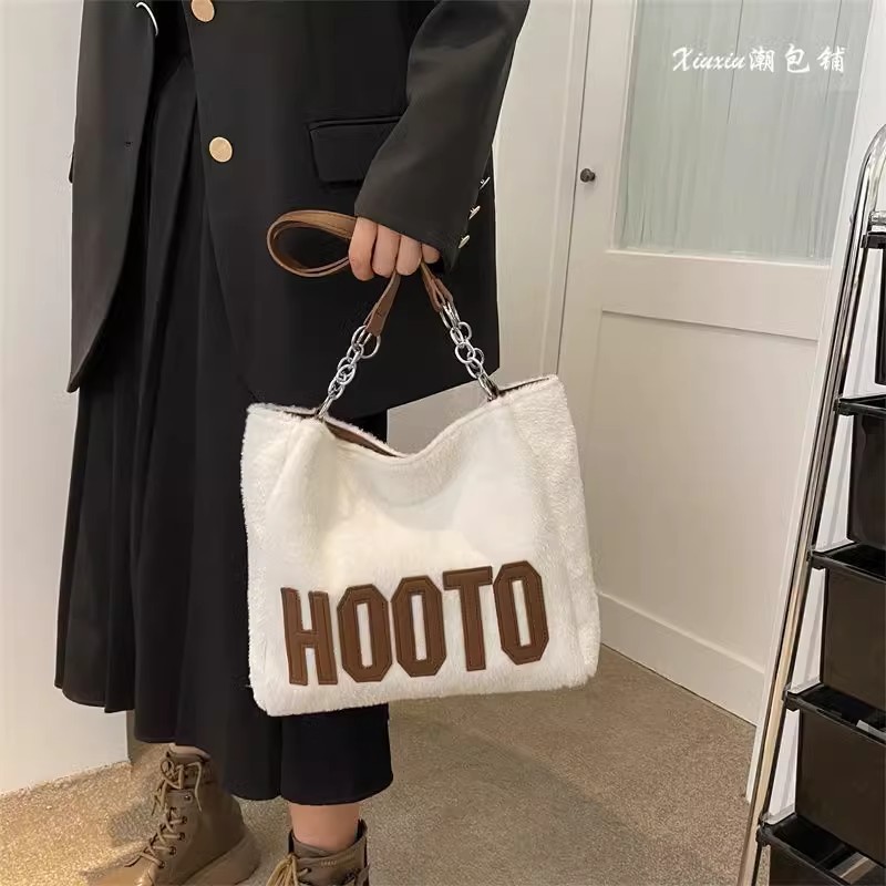 This 2023 new autumn and winter commuter bag with a large capacity of wool and fleece for women is fashionable and versatile. It is a single-shoulder tote bag with letters undefined