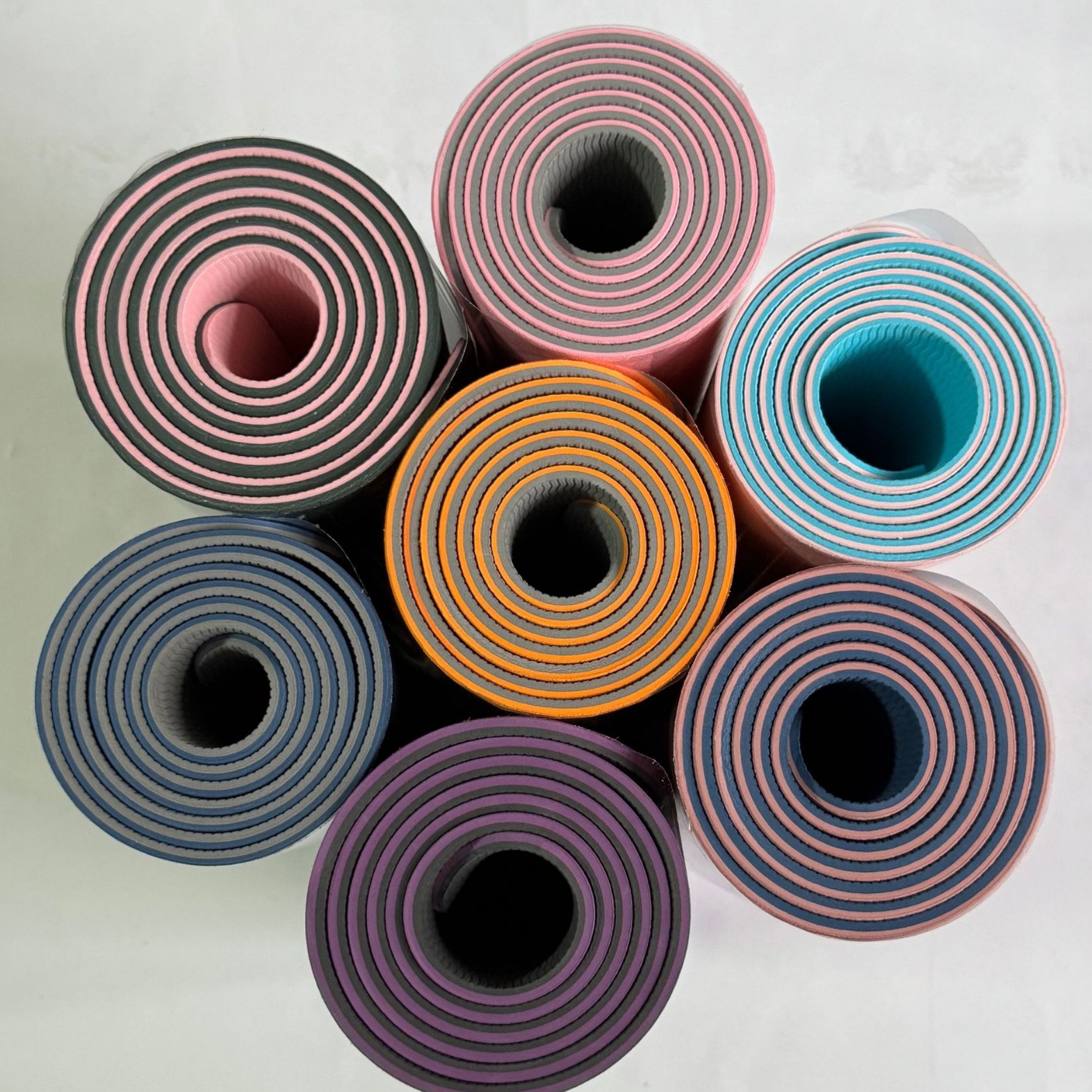 Fabricante de tapetes de yoga bicolor TPE ligeramente imperfectos, venta directa, antideslizantes, para fitness, danza, insonorizados, transfronterizos, gruesos, para uso doméstico.