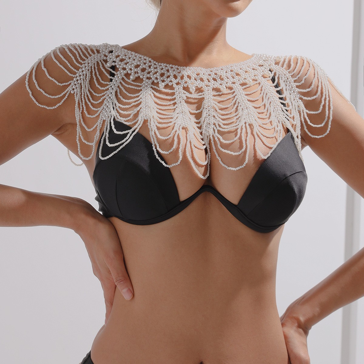 Joyas transfronterizas europeas y americanas cadena de cuerpo de perlas hueca creativa moda sexy chal de perlas borla cadena de pecho de alta calidad