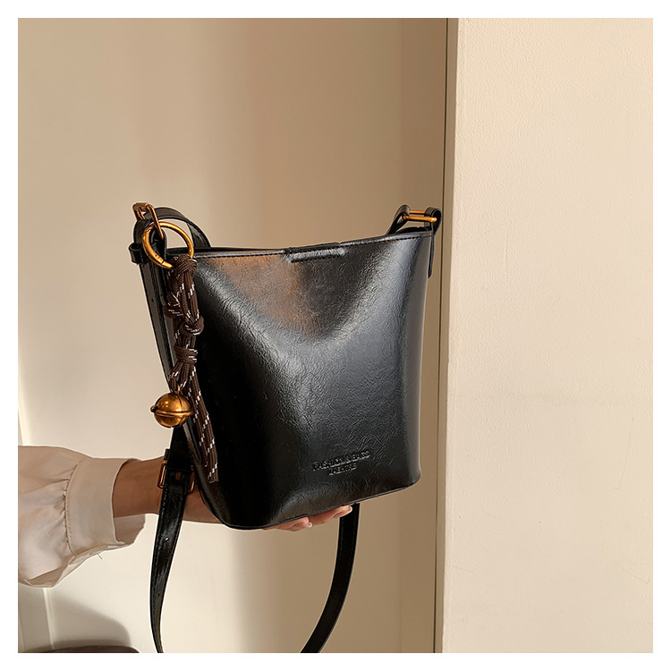 This year, the retro and fashionable women's 2024 new models are popular. This year, single-shoulder crossbody bags, large-capacity hand-held bucket bags, and cross-border bags are all in vogue undefined
