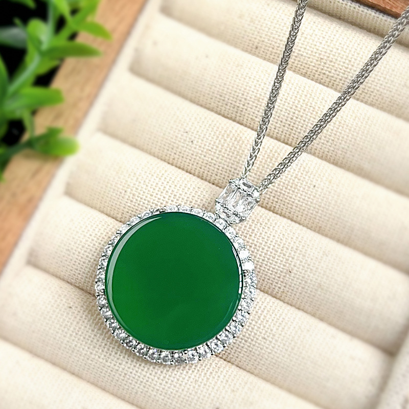 Otoño e invierno nuevo estilo Zhuangshengsheng Jewelry Ping An Wuai marca colgante collar de calcedonia regalo de cumpleaños piedra principal 25*25
