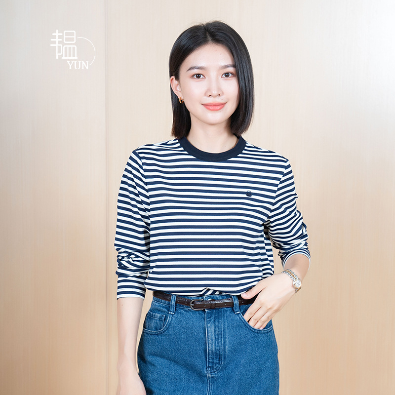 네이비 블루와 오프화이트 스트립