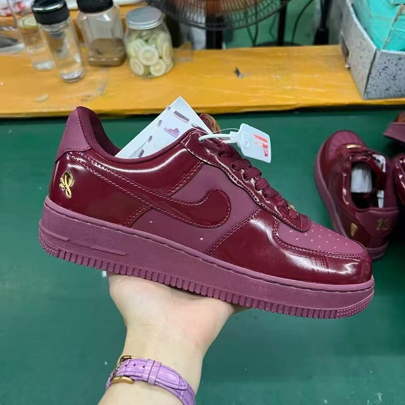 AF1 patent leather low-top sneakers for couples, classic top-layer leather sports shoes, casual trendy shoes with height-increasing and massage features AF1 patent leather low-top sneakers for couples, classic top-layer leather sports shoes, casual trendy shoes with height-increasing and massage features