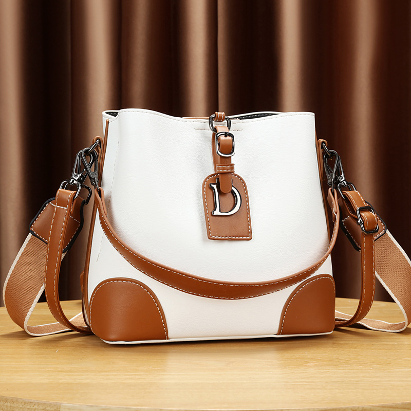 2025 nuevo bolso de mano coreano de textura de hombro único fabricante de moda brillante bolso de comercio exterior para mujeres bolso de tramo inclinado para mujeres