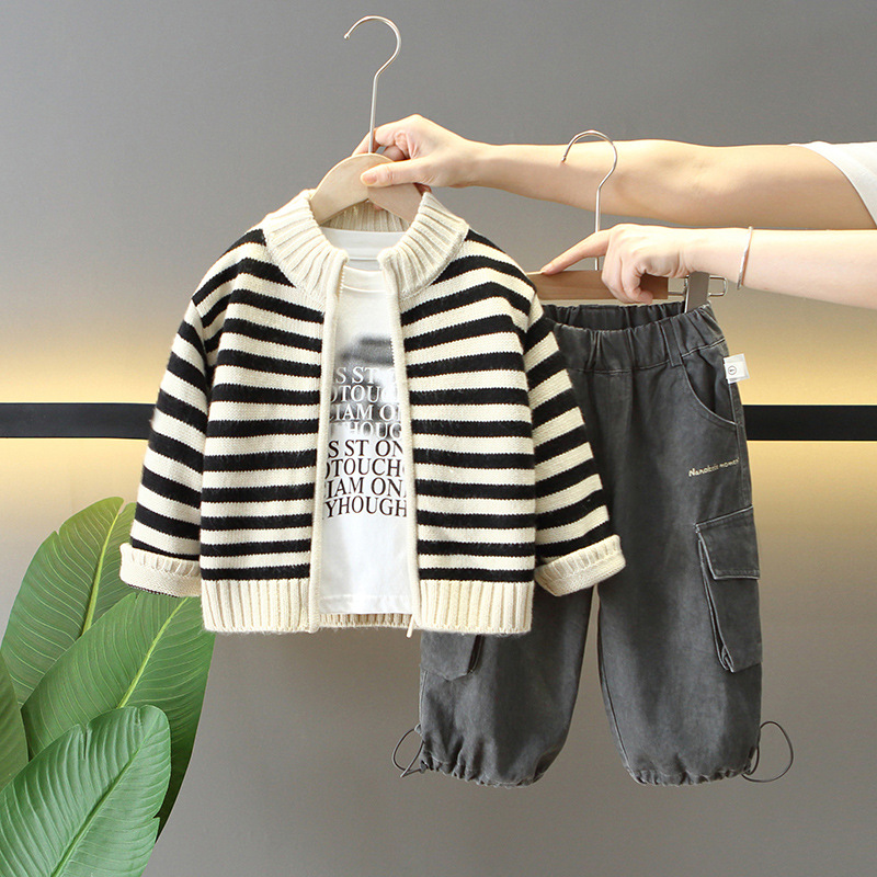 6148 traje de otoño para niños 2025 nuevo abrigo de suéter a rayas para niños fresco y guapo, traje de tres piezas de primavera y otoño para bebés
