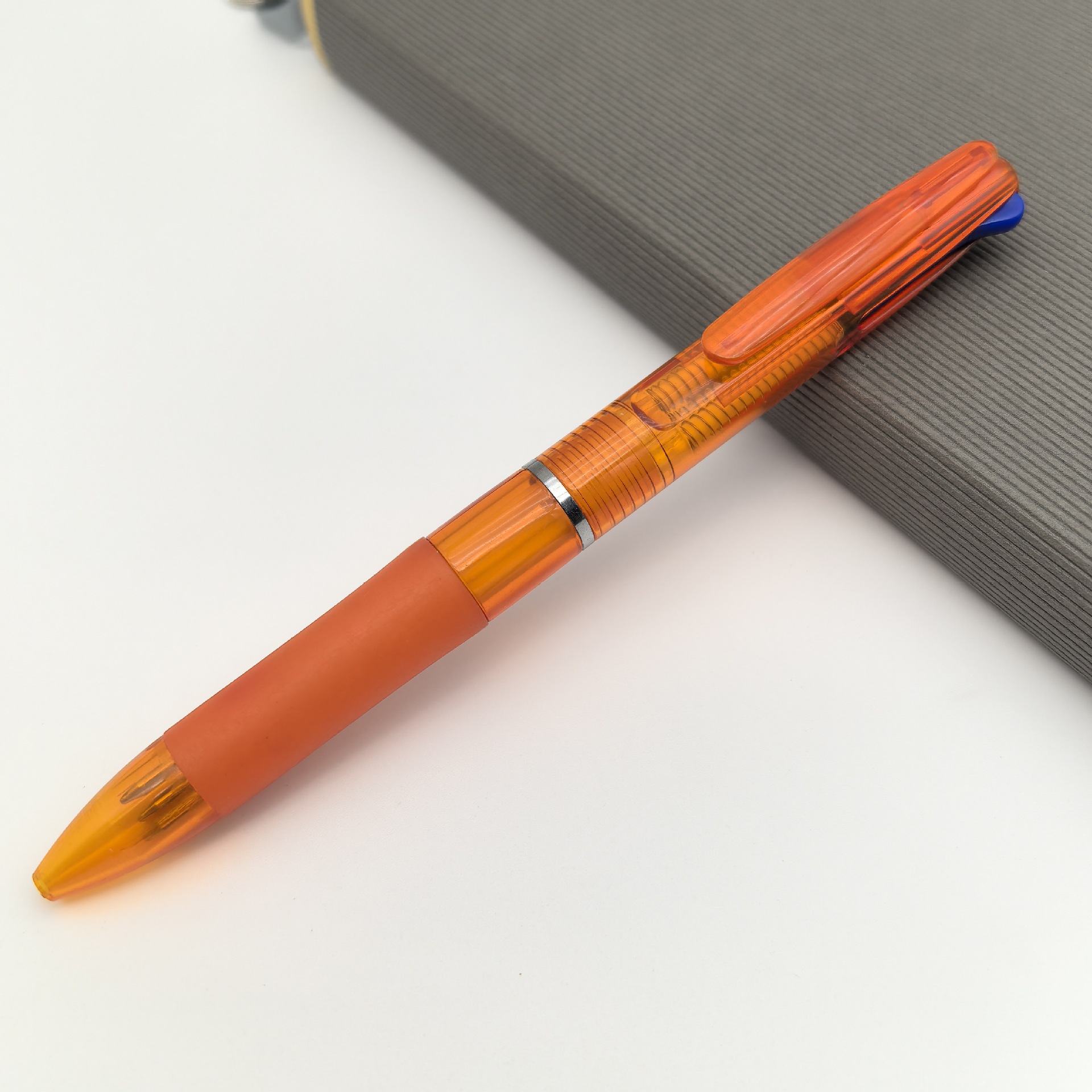 Nuevo bolígrafo multicolor creativo de plástico tricolor en un bolígrafo publicitario simple color 3 colores bolígrafo al por mayor