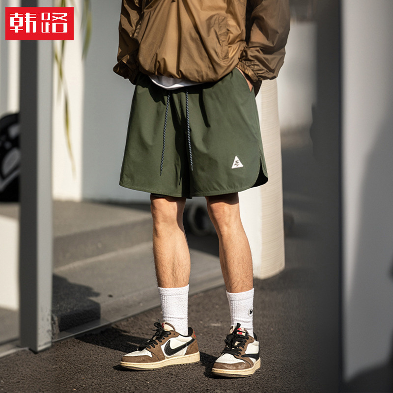 Hanlu Men's Loose Casual Shorts with Arc Hem Slit Design, Functional American-Style Embroidered Sports Knee-Length Shorts Hanlu Men's Loose Casual Shorts with Arc Hem Slit Design, Functional American-Style Embroidered Sports Knee-Length Shorts
