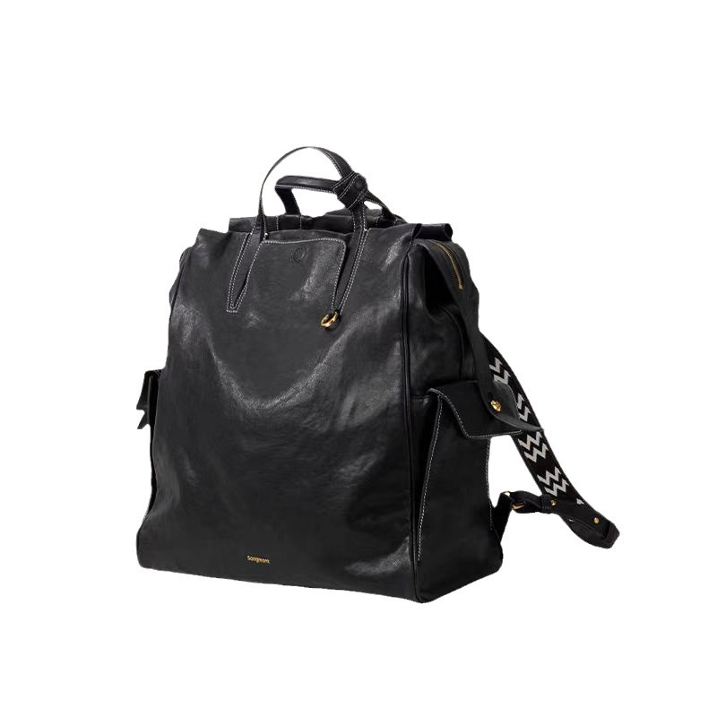 At the foot of Mountain, there is a backpack called series large unisex vegetable tanned leather_voghion.com