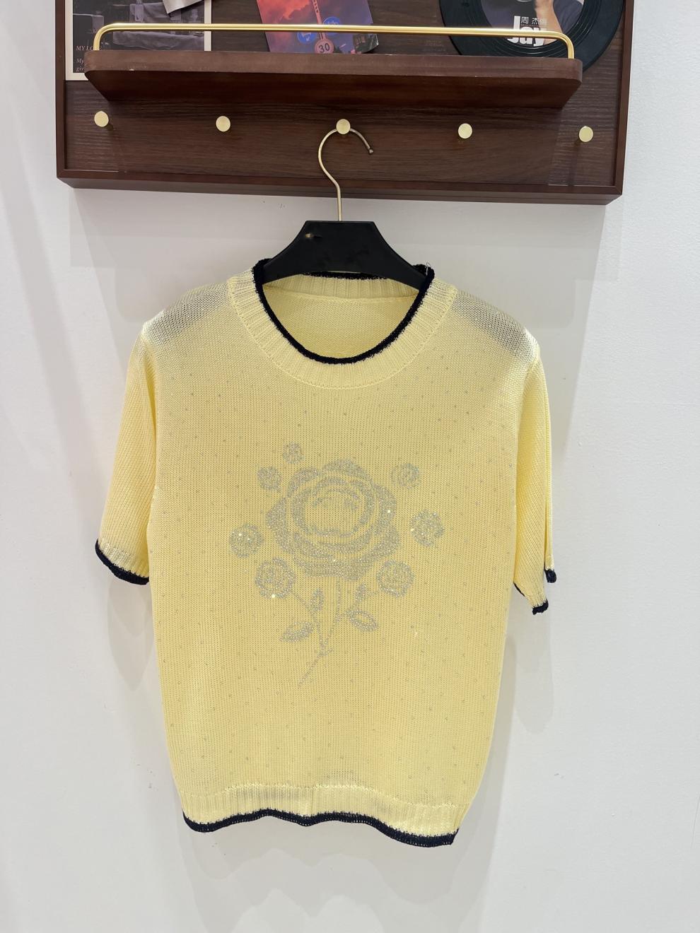 High-Quality Camellia Rhinestone Brand Logo Embellished Knitted Pullover With Round Neck And Short Sleeves, Light Luxury, Simple,_ecoleips.com