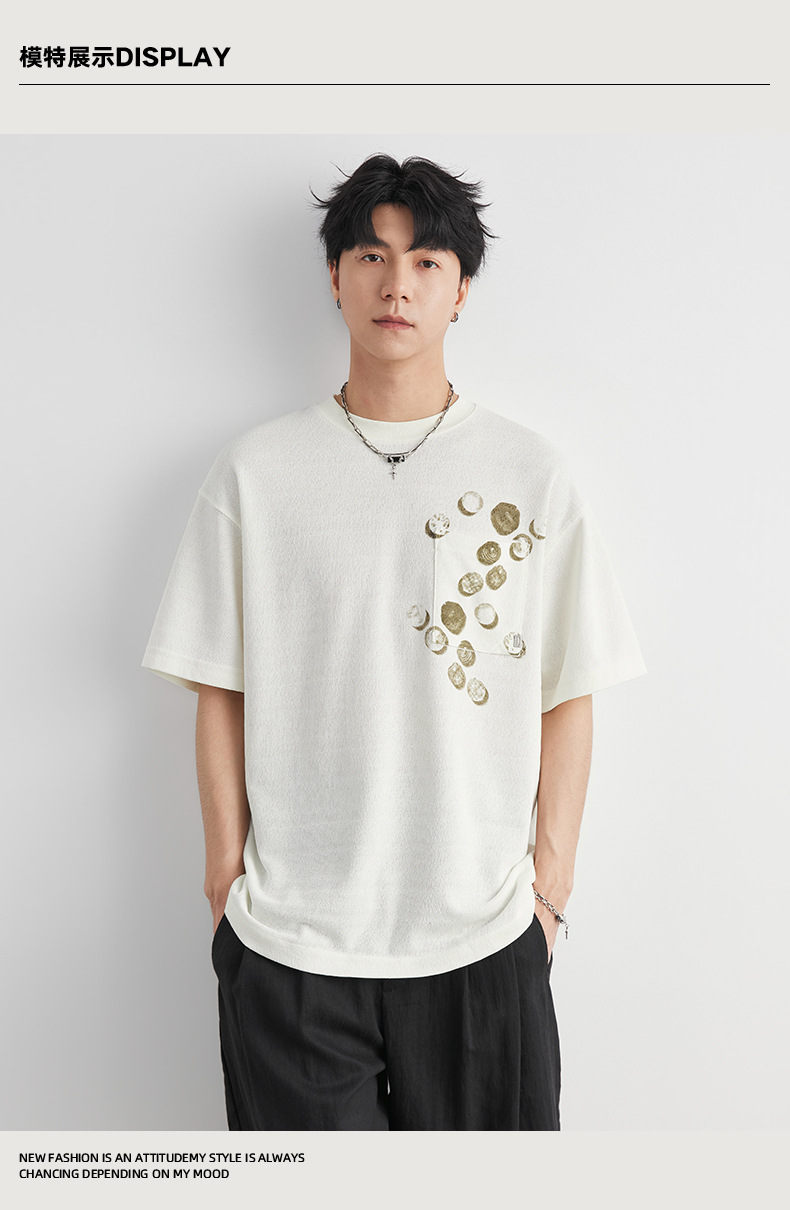 Áo thun nam cổ tròn in họa tiết túi ngực, chất liệu cotton thoáng mát, form rộng thả vai — đen chi tiết 7