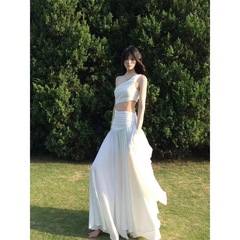 法式小众清冷感白色无袖斜肩连衣裙女露腰夏季设计感长裙度假风