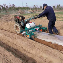 手扶拖拉机后置打药覆膜机多功能自动起垄花生播种盖膜机厂家直销