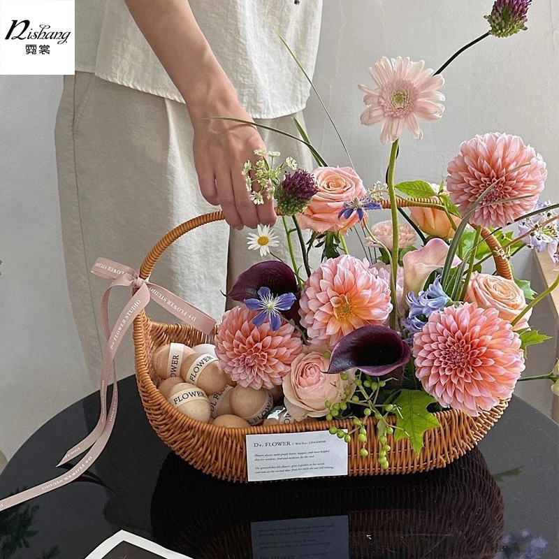 中秋節の月餅の生花は花のかごを手にして藤を作って果物のかごを編みます。|undefined