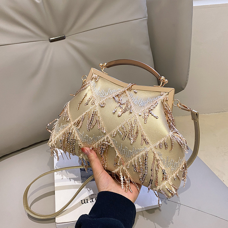 Bolsos transfronterizos para mujer 2024 modelos de otoño e invierno diseño de nicho agujero bolso de concha con hebilla de estilo coreano bolso cuadrado pequeño con borlas de moda image 10