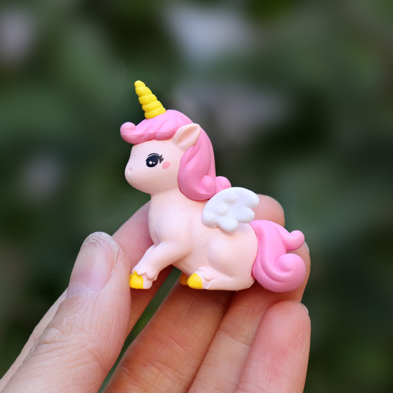 新商品のユニコーンの手作りのかわいい天使のポニーモデルのぬいぐるみの少女の心の人形のケーキの装飾の置物の卸売り