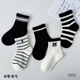 爱嘀嗒26秋冬新款儿童袜韩版黑白条纹字母款中筒袜童潮袜无骨袜