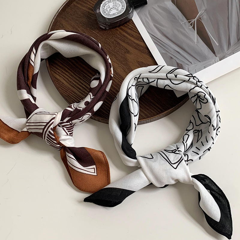 Bufandas de seda cuadrada alta sensación 2025 nuevo estilo idílico estilo coreano de estilo de viaje de seda pequeña bufandas de seda cuadrada bufandas al por mayor