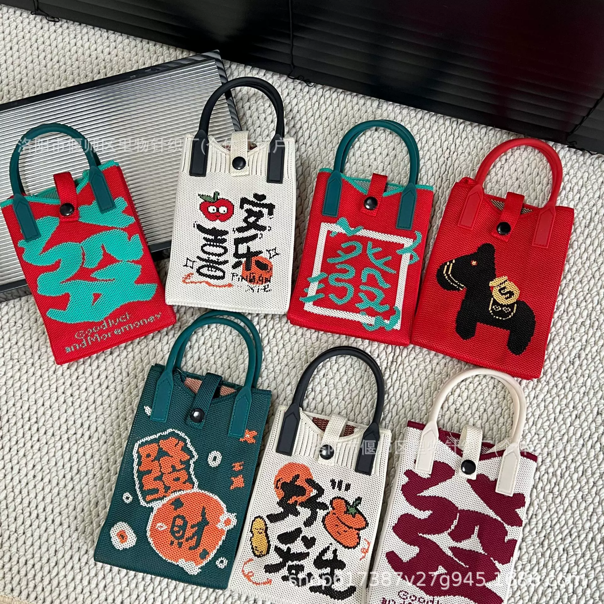 2025新年款喜庆发财好运手机包百搭通勤斜跨针织包好运连连包批发