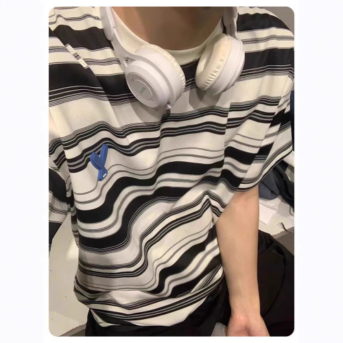 High-end sense of fashion, trendy brand, simple striped short-sleeved t-shirt for men in 2025, casual, loose-fitting, white-toned, regular shoulder top