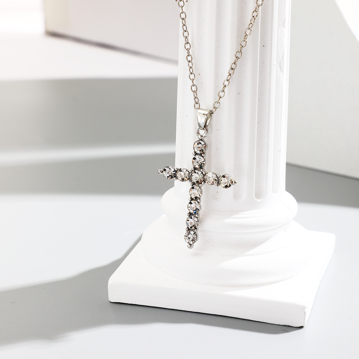 collana con ciondolo a croce con diamanti caldi, ciondolo alla moda semplice e creativo, catena per clavicola_voghion.com