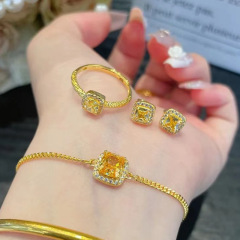 S925純銀の小さい方の砂糖の黄色のダイヤモンドの指輪の女性の黄金色の黄色の水晶の食指の指輪のファッションの軽い贅沢な高級感の手の装飾