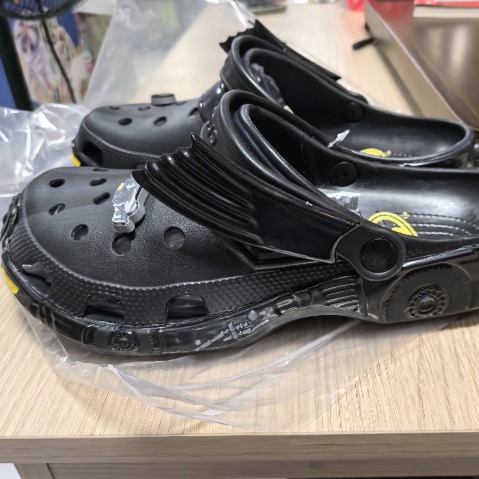 Sandalias con agujeros con diseño de Batimóvil, para niñas