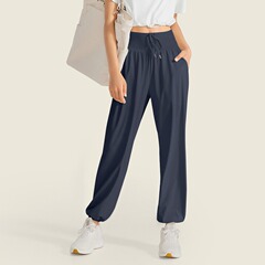 アウトドアのゆったりとしたカジュアルなスポーツパンツの女性はやせています。