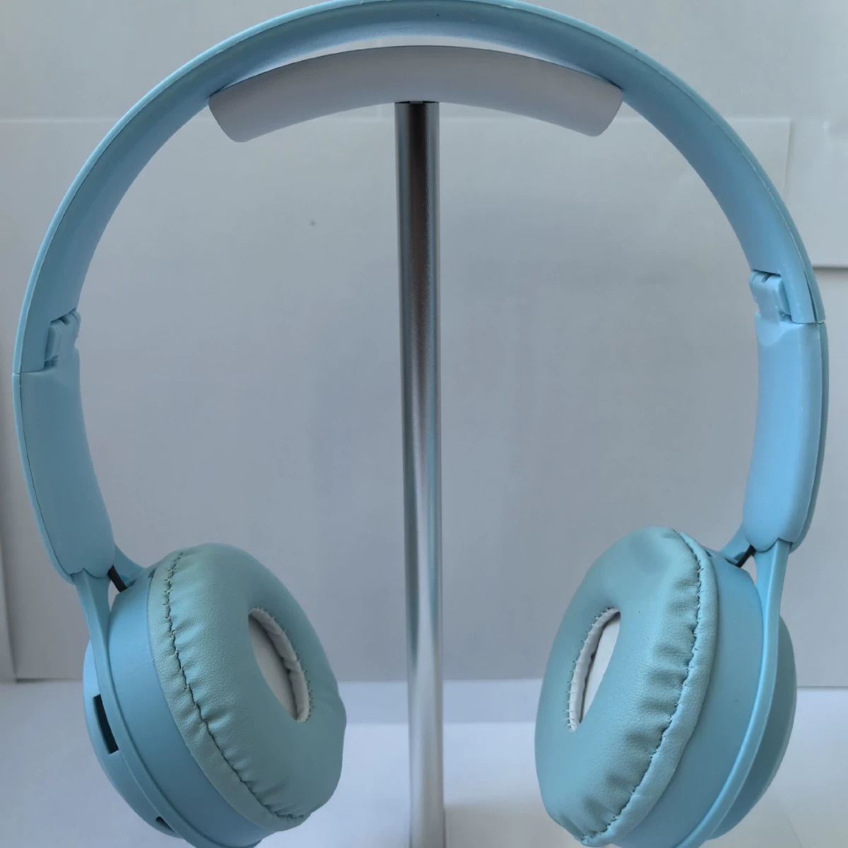 Малые портативные наушники в руках, Bluetooth