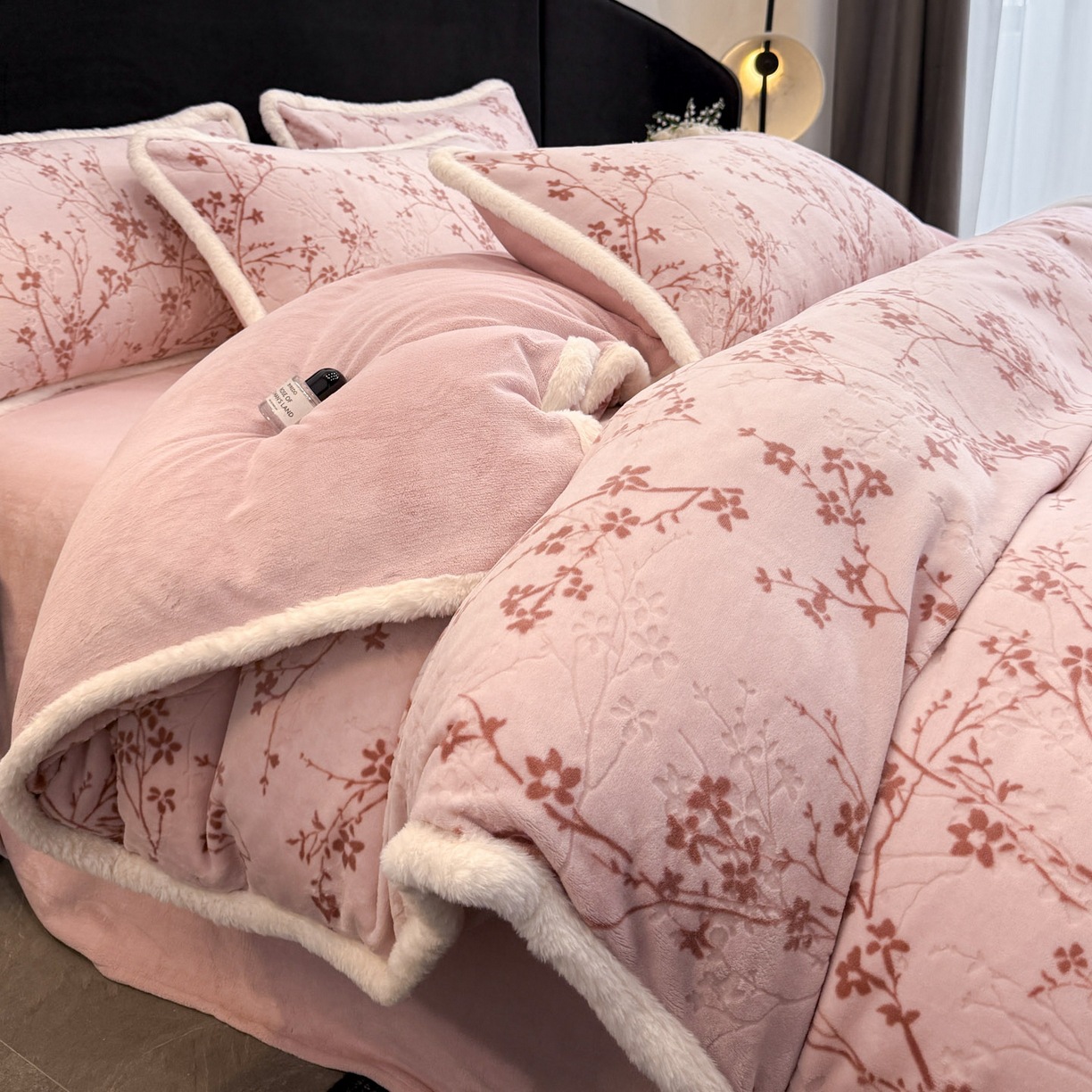Cuatro piezas de cama de lana de leche tallada otoño y invierno doble edredón cubierta de brida de lana de coral sábanas gruesas de tres piezas