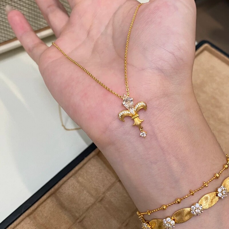 新商品の矢の形のアイリスの花の糸のネックレスの女性の軽くて豪華な大衆の高級感の甘くてかわいいです。|undefined