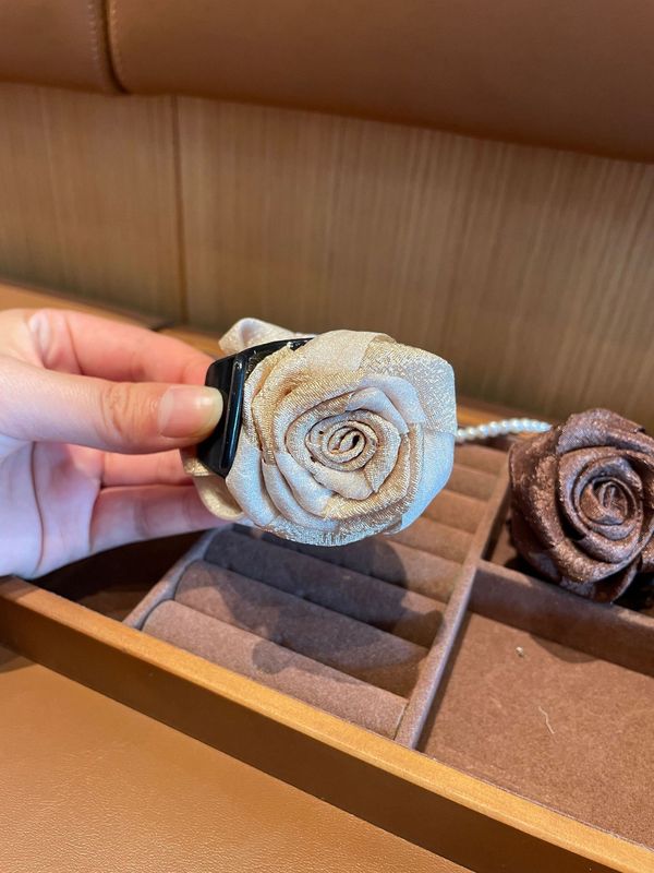 乾燥バラの花は女性の美ラードの髪を挟んで飾ります。|undefined