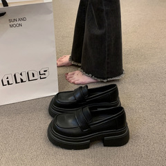 厚い底の小さい靴の女性は本革の女性靴に似合います。