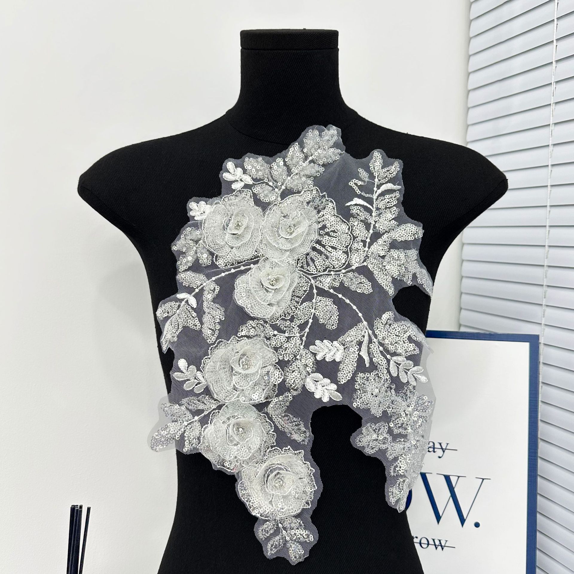 Gran tamaño 3D rosa bordada tela pegada vestido de boda cheongsam DIY accesorios de decoración de clavos hechos a mano encaje de perlas image 8